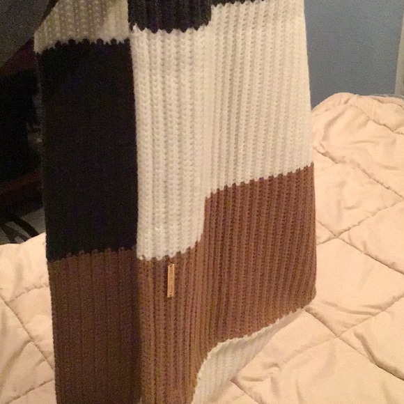 Scarf - Picture 3 of 4